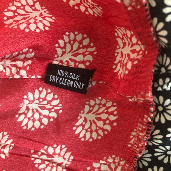 Tolani silk blouse red floral size large - Picture 5 of 6